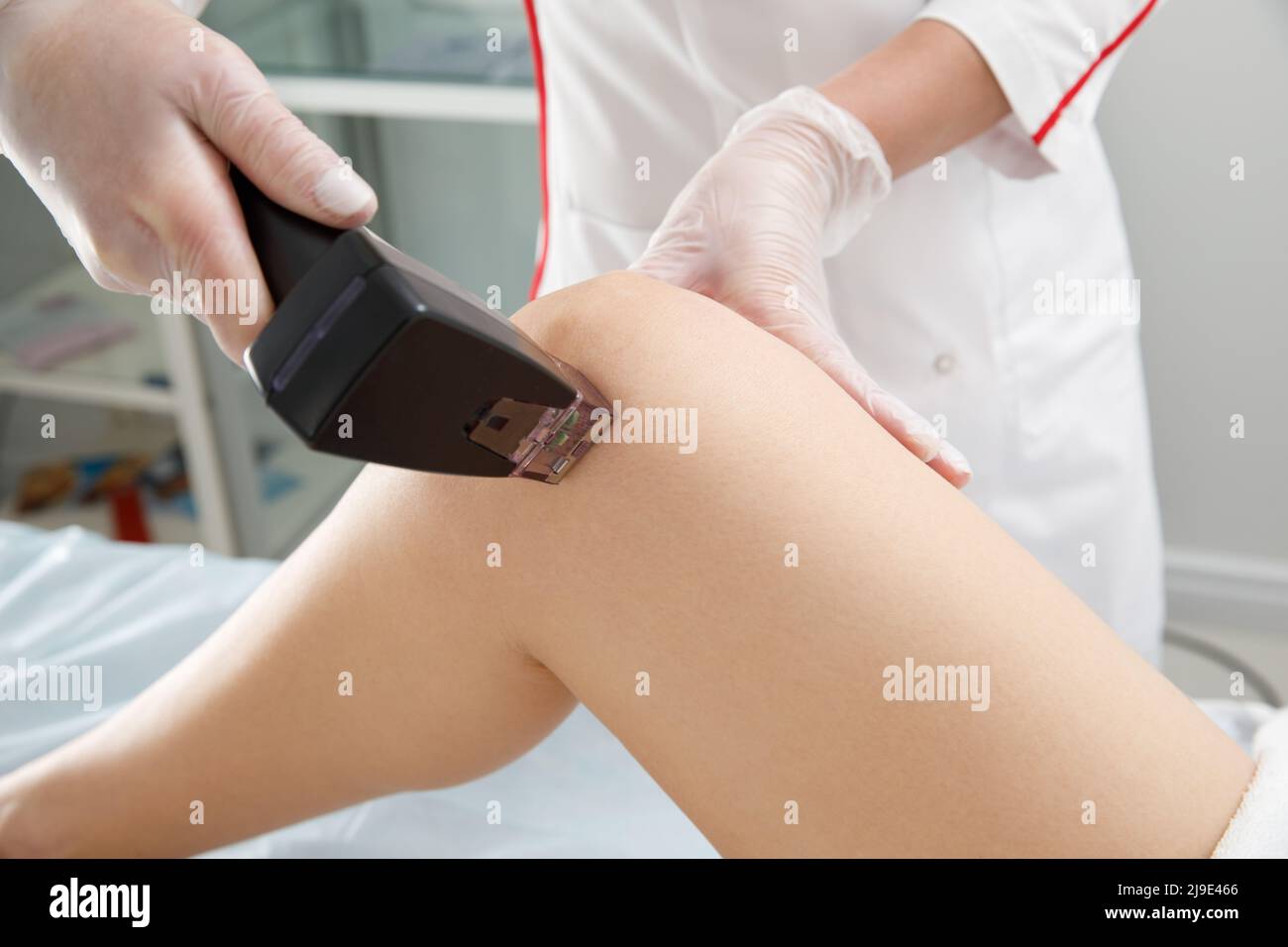 Une femme subit une procédure anti-cellulite dans une clinique de cosmétologie. Banque D'Images