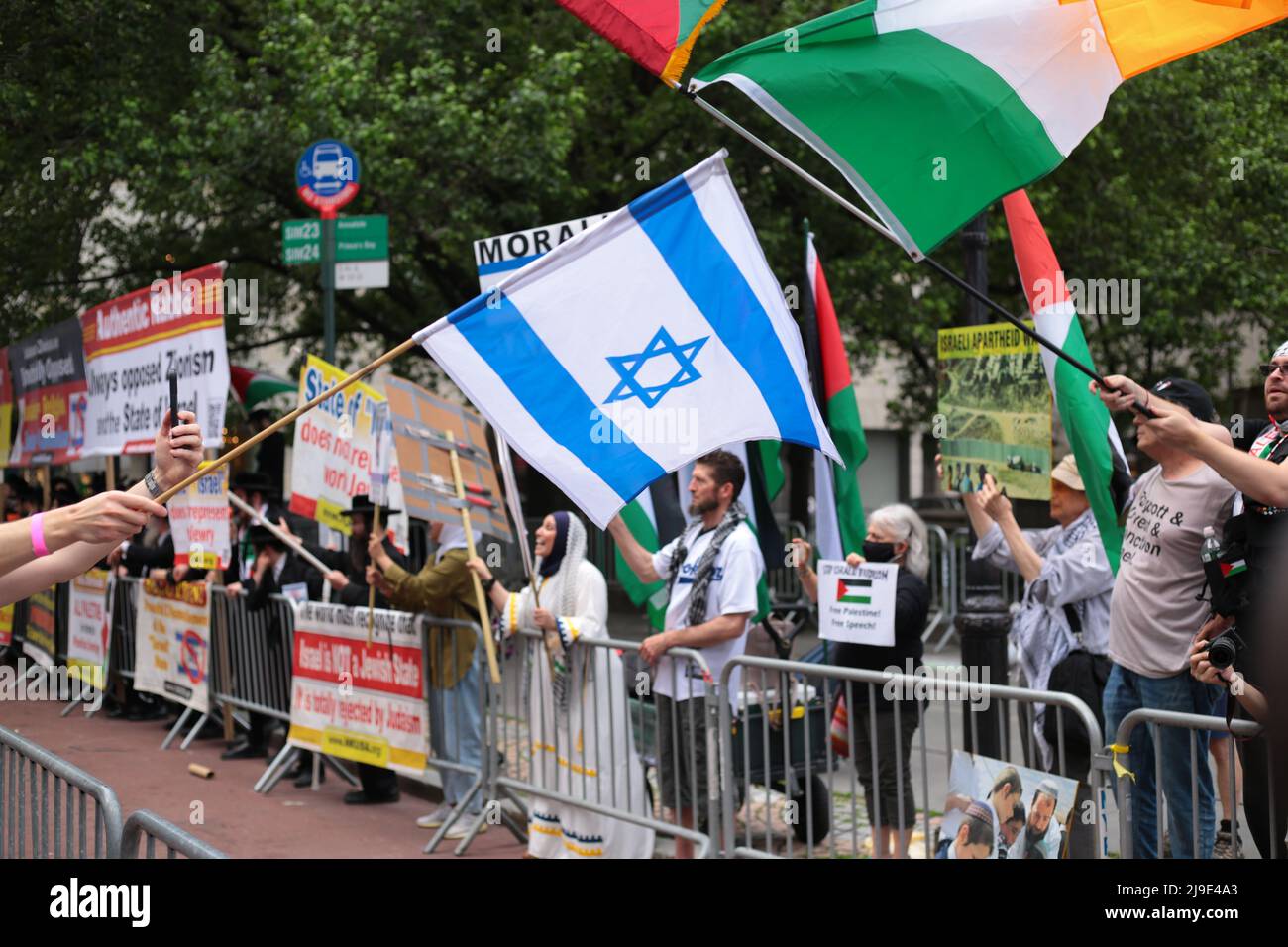 New York, New York - 22 mai 2022 : la parade de la fête d'Israël dans la ville de New York sur 5th ave. Impliquait des manifestations de Palestiniens et de partisans de la Palestine. Banque D'Images