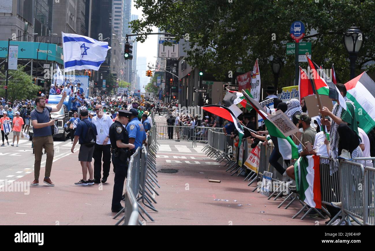 New York, New York - 22 mai 2022 : la parade de la fête d'Israël dans la ville de New York sur 5th ave. Impliquait des manifestations de Palestiniens et de partisans de la Palestine. Banque D'Images