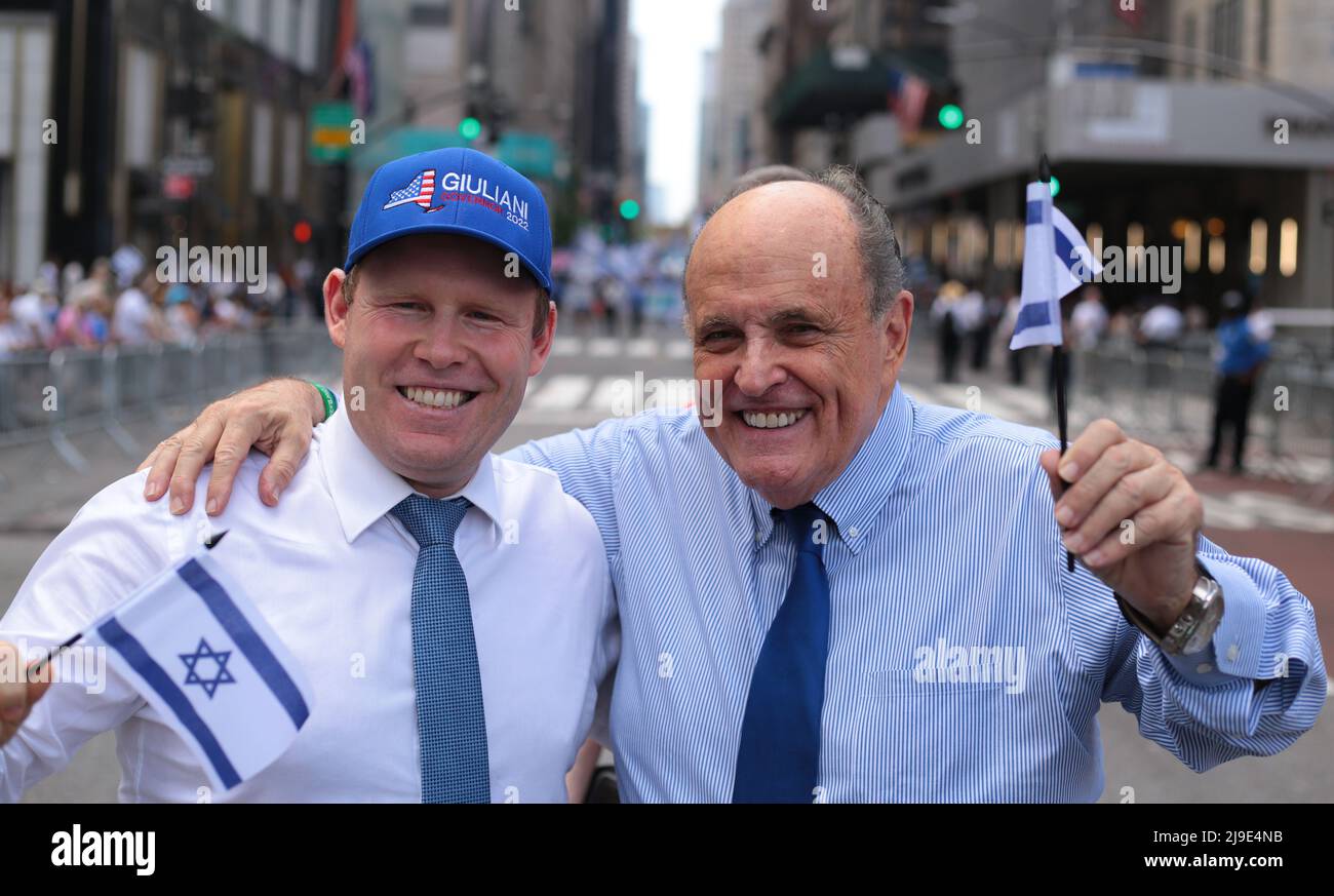 New York, New York - 22 mai 2022 : Rudy Giuliani et son fils Andrew Giuliani marchant dans la ville de New York Parade d'Israël sur 5th Ave . Banque D'Images