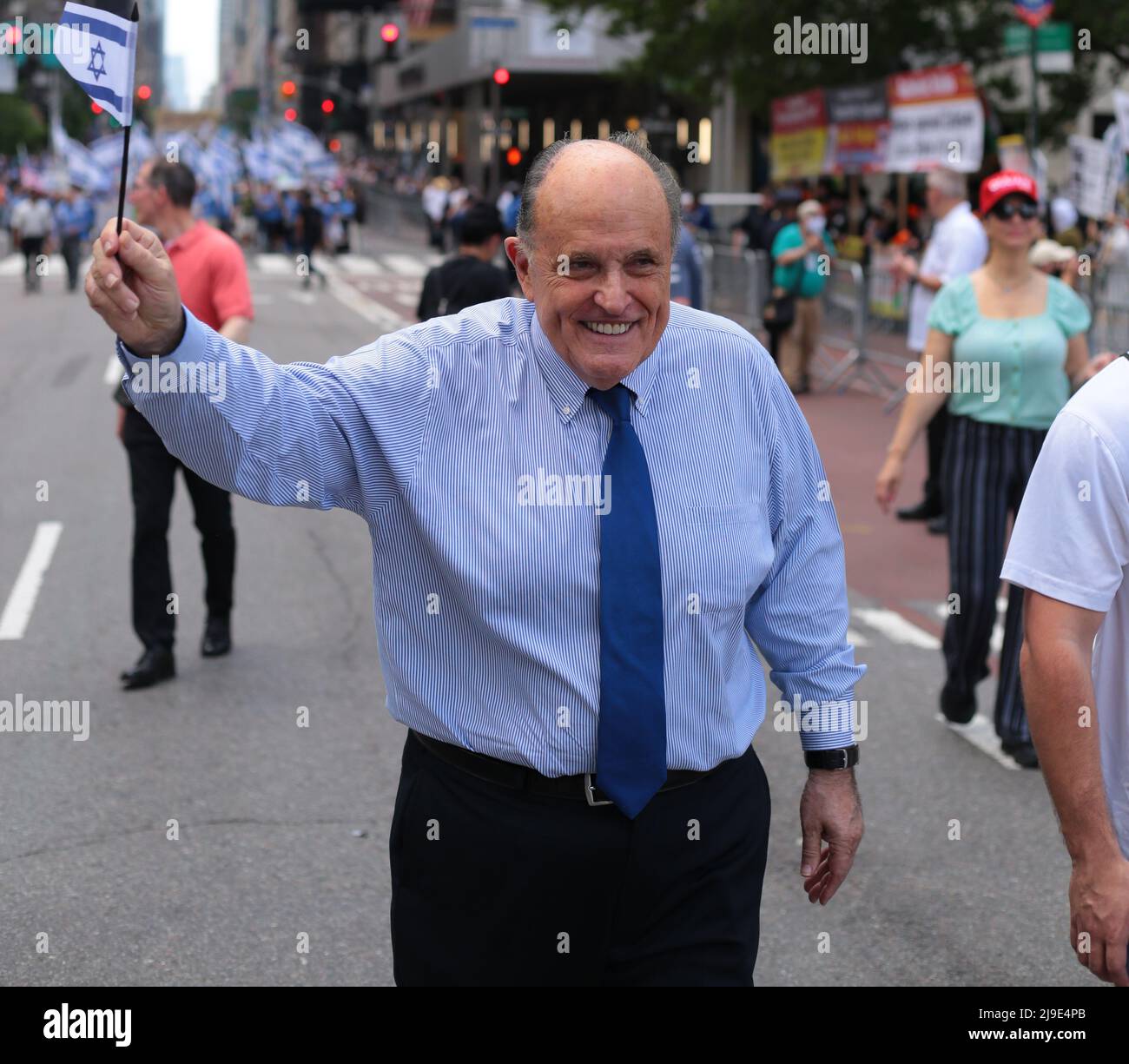 New York, New York - 22 mai 2022 : Rudy Giuliani et son fils Andrew Giuliani marchant dans la ville de New York Parade d'Israël sur 5th Ave . Banque D'Images