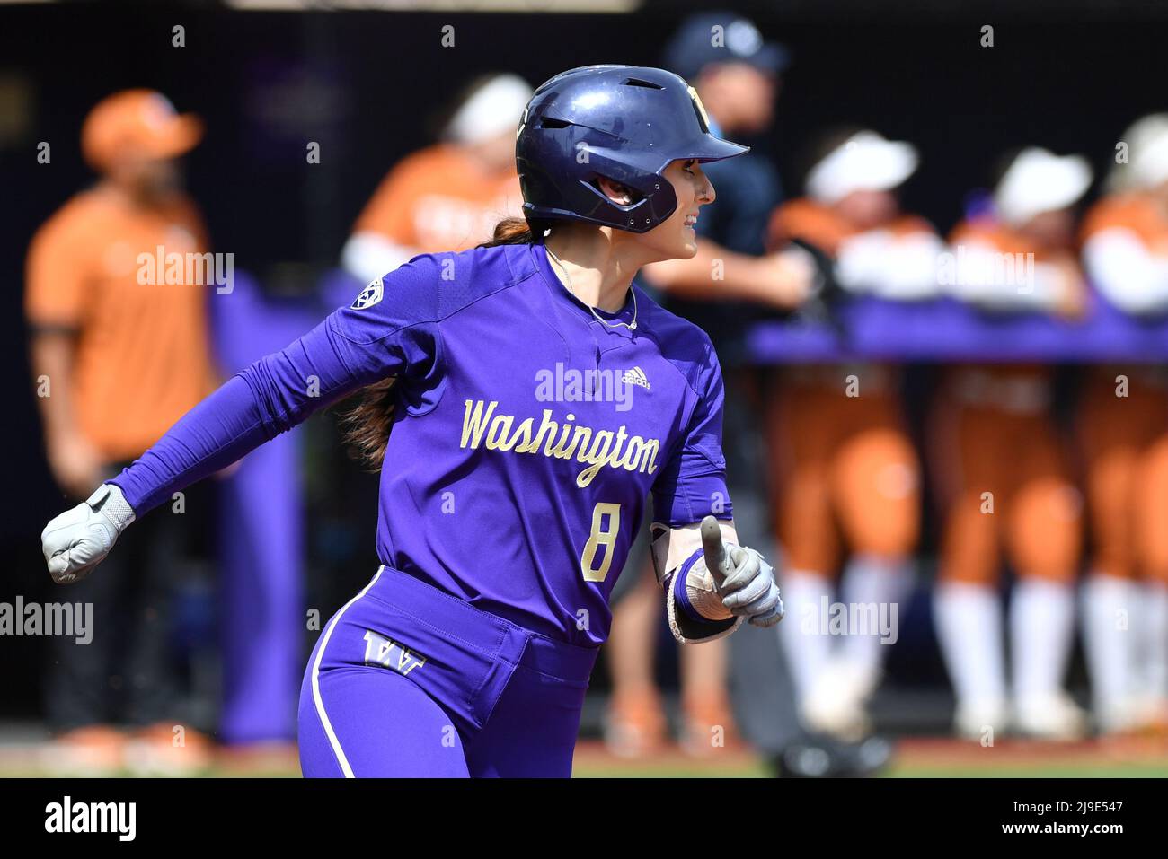 22 mai 2022 : Baylee Klinger, un infielder de Washington, sur le sentier de base lors du match de softball régional NCAA entre les Texas Longhorns et les Washington Huskies au stade de softball Husky à Seattle, WA. Washington défait le Texas de 2 à 1. Steve Faber/CSM Banque D'Images