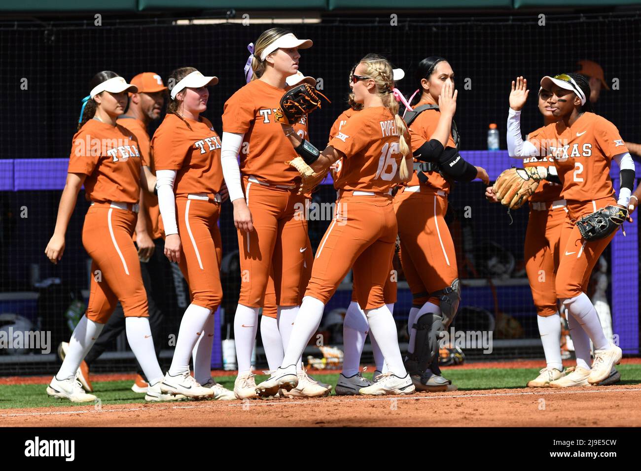 22 mai 2022 : le Texas fête son départ lors du match de softball régional NCAA entre les Texas Longhorns et les Washington Huskies au stade de softball Husky de Seattle, WA. Washington défait le Texas de 2 à 1. Steve Faber/CSM Banque D'Images