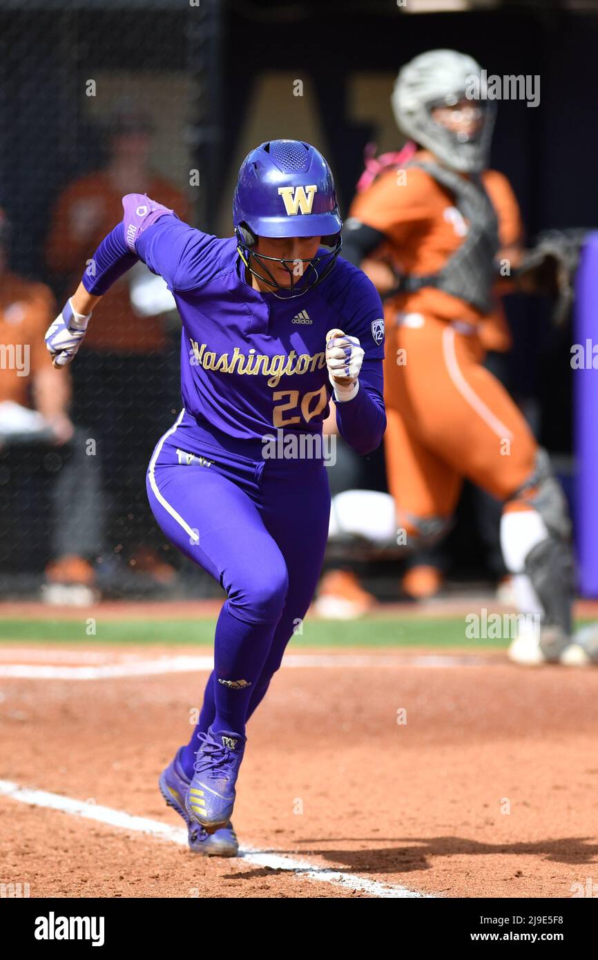 22 mai 2022 : Kinsey Fiedler, un infielder de Washington, est en première course lors du match de softball régional NCAA entre les Texas Longhorns et les Washington Huskies au stade de softball Husky à Seattle, en Australie occidentale. Washington défait le Texas de 2 à 1. Steve Faber/CSM Banque D'Images