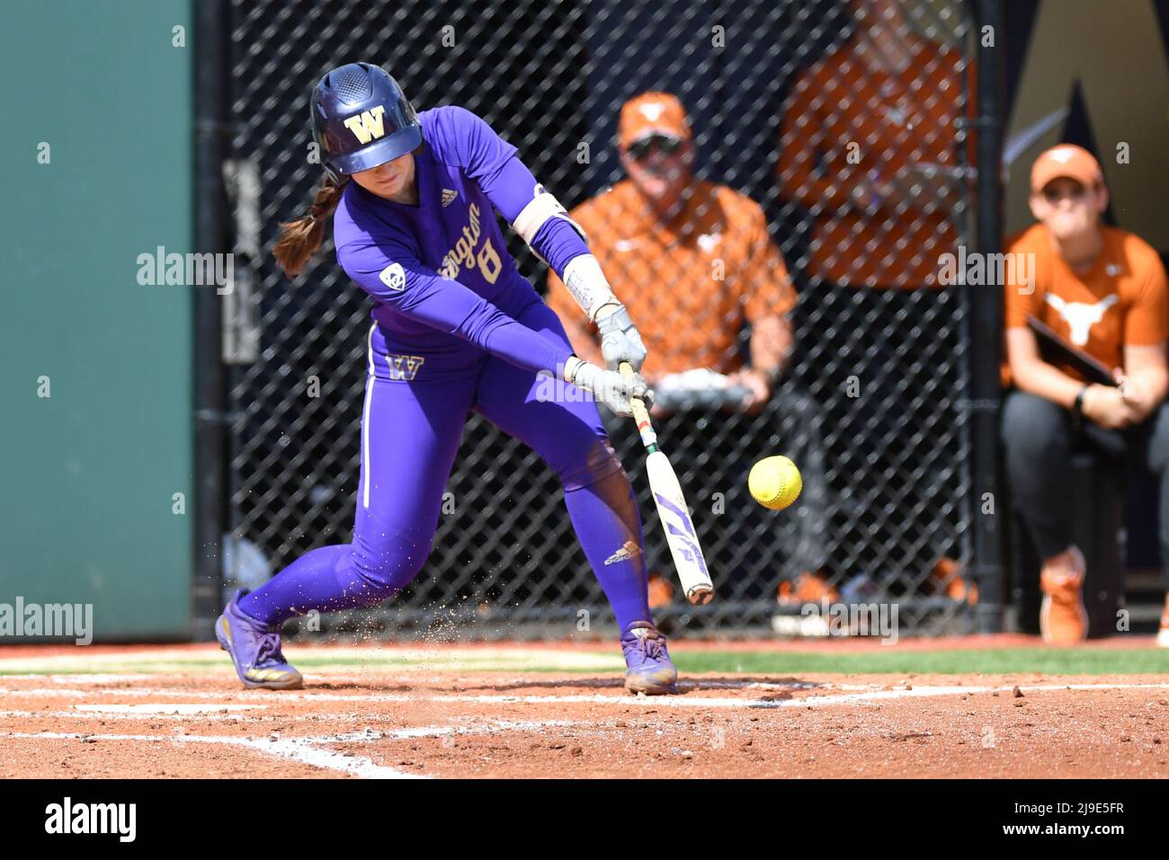 22 mai 2022 : Baylee Klinger, un infielder de Washington, entre en contact avec le ballon lors du match régional de softball de la NCAA entre les Texas Longhorns et les Washington Huskies au stade de softball de Husky à Seattle, WA. Washington défait le Texas de 2 à 1. Steve Faber/CSM Banque D'Images