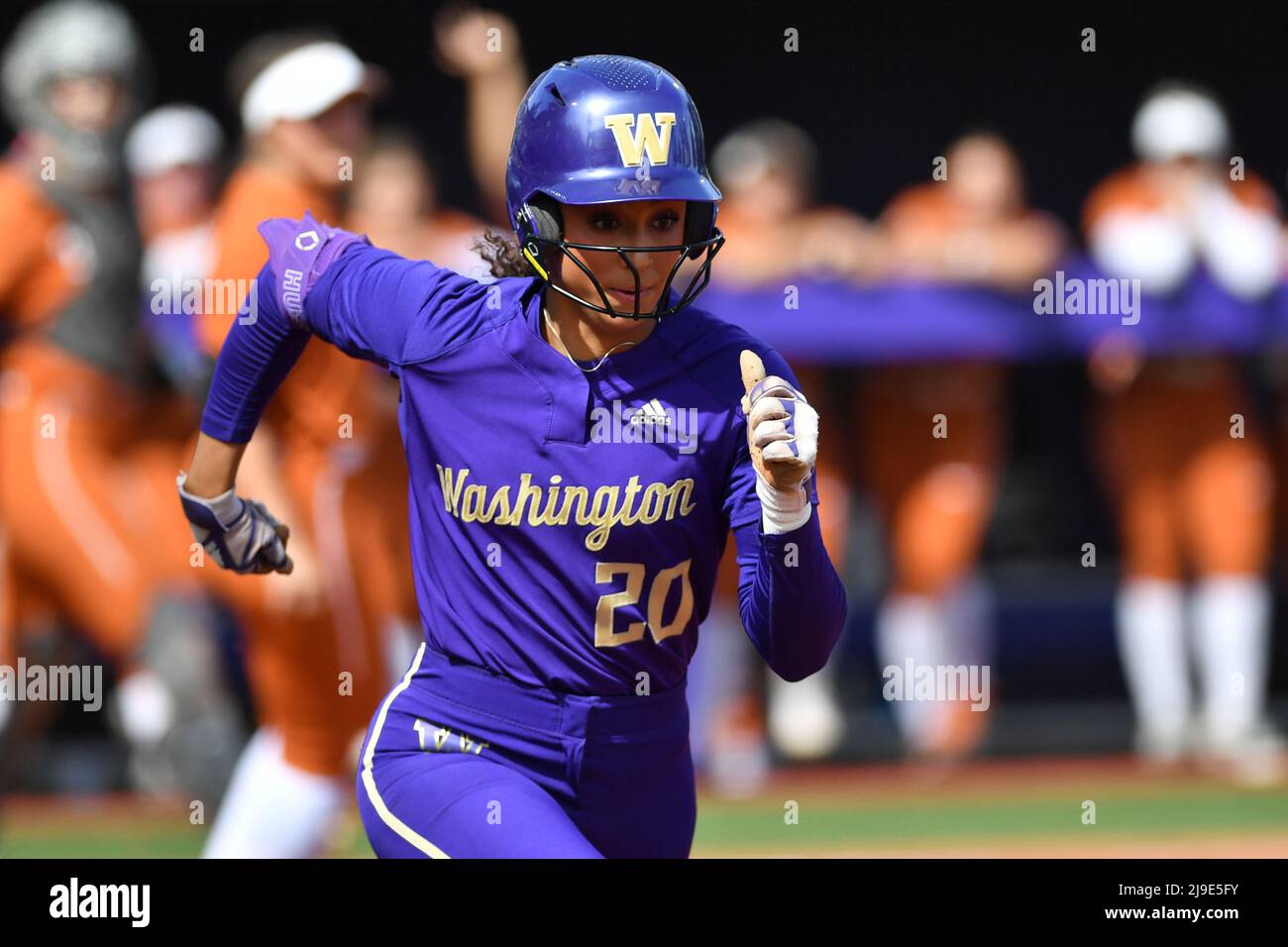 22 mai 2022 : Kinsey Fiedler, infielder de Washington, lors du match régional de softball NCAA entre les Texas Longhorns et les Washington Huskies au stade de softball Husky à Seattle, WA. Washington défait le Texas de 2 à 1. Steve Faber/CSM Banque D'Images