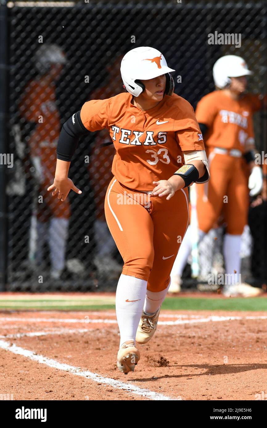 22 mai 2022 : Mary Iakopo du Texas s'approche de la première base lors du match régional de softball NCAA entre les Texas Longhorns et les Washington Huskies au stade de softball Husky à Seattle, WA. Washington défait le Texas de 2 à 1. Steve Faber/CSM Banque D'Images