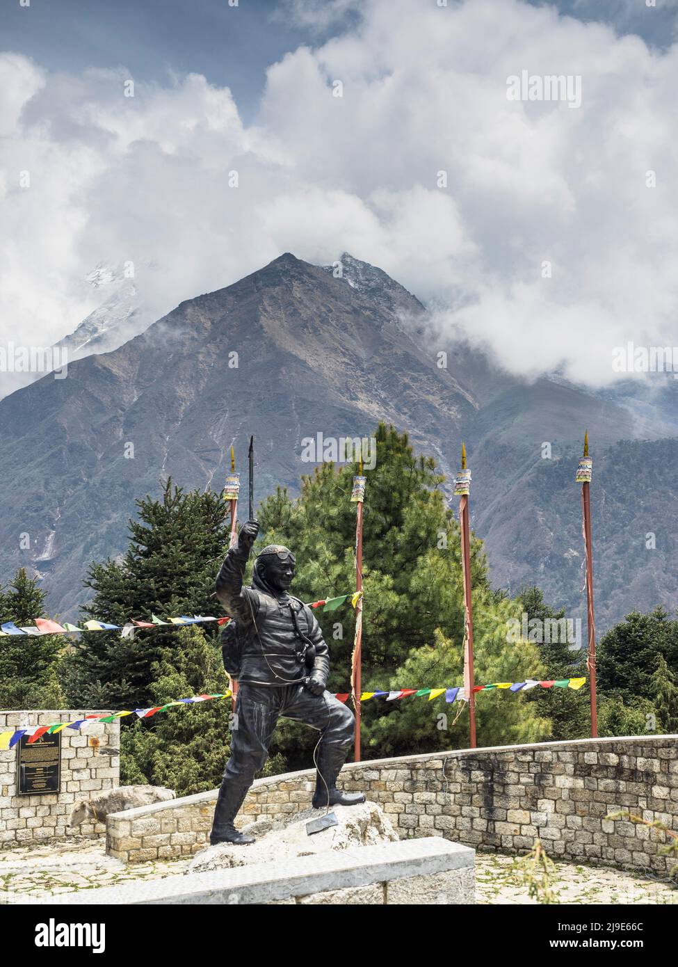 Statue de Tenzing Norgay Sherpa au centre des visiteurs du parc national de Sagarmatha, Namche Bazaar. Banque D'Images