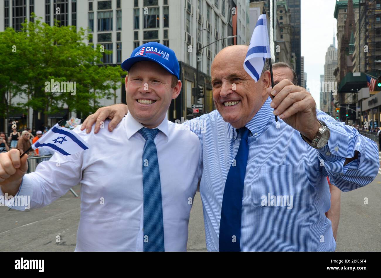 L'ancien maire de New York, Rudy Giuliani, et son fils, Andrew Giuliani, posent pour une photo lors du défilé du jour d'Israël le long de la Cinquième Avenue à New York le 22 mai 2022. Banque D'Images