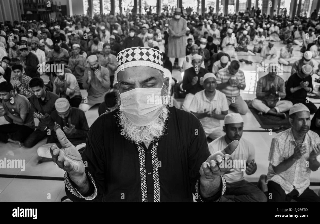 29 avril 2022, Dhaka, Bangladesh: Jumatul Bidah se traduit par «vendredi de l'adieu» et marque les dernières prières du vendredi dans le mois Saint du Ramadan. Certains musulmans considèrent ce jour comme la deuxième plus grande des saints du Ramadan et passent une grande partie de la journée dans le culte. (Credit image: © Md. Noor Hossain/Pacific Press via ZUMA Press Wire) Banque D'Images