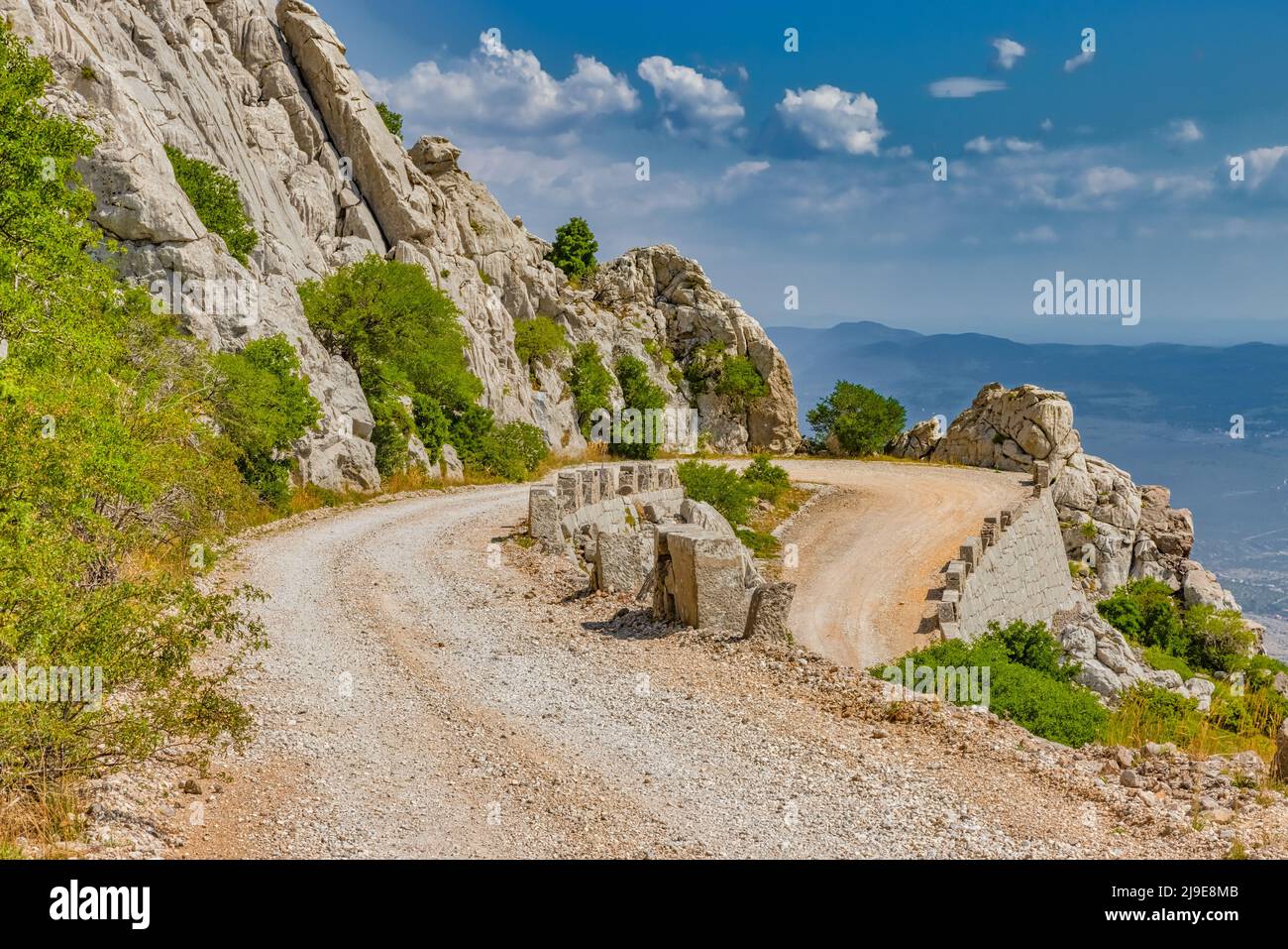Velebit Mountain Wild Road scène en été Banque D'Images