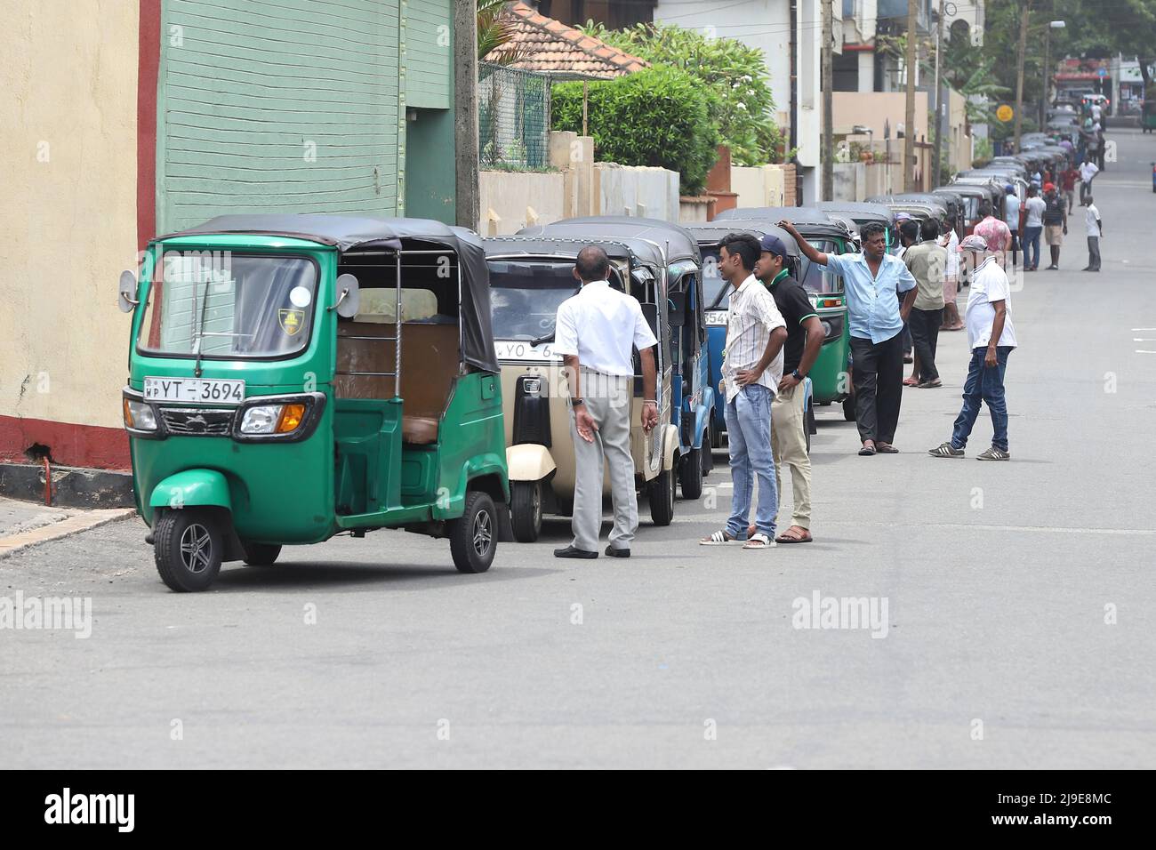 Colombo, Sri Lanka. 22nd mai 2022. Les conducteurs attendent d'acheter de l'essence dans une station-service en raison de la pénurie de carburant à Colombo. (Credit image: © Saman Abesiriwardana/Pacific Press via ZUMA Press Wire) Banque D'Images