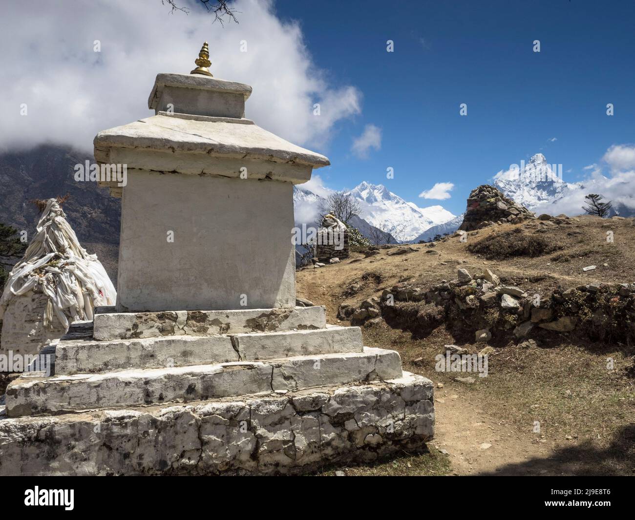 Chorten sur le col entre Khumjung et Syangboche avec Lhotse (8516m) et Ama Dablam (6856m) en arrière-plan. Banque D'Images