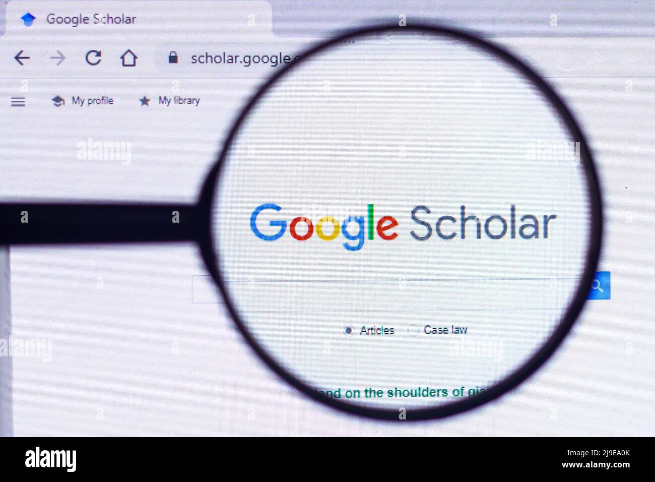 Dans cette illustration de photo, la page d'accueil du site Web de Google Scholar vu sur un écran d'ordinateur à travers une loupe. Banque D'Images