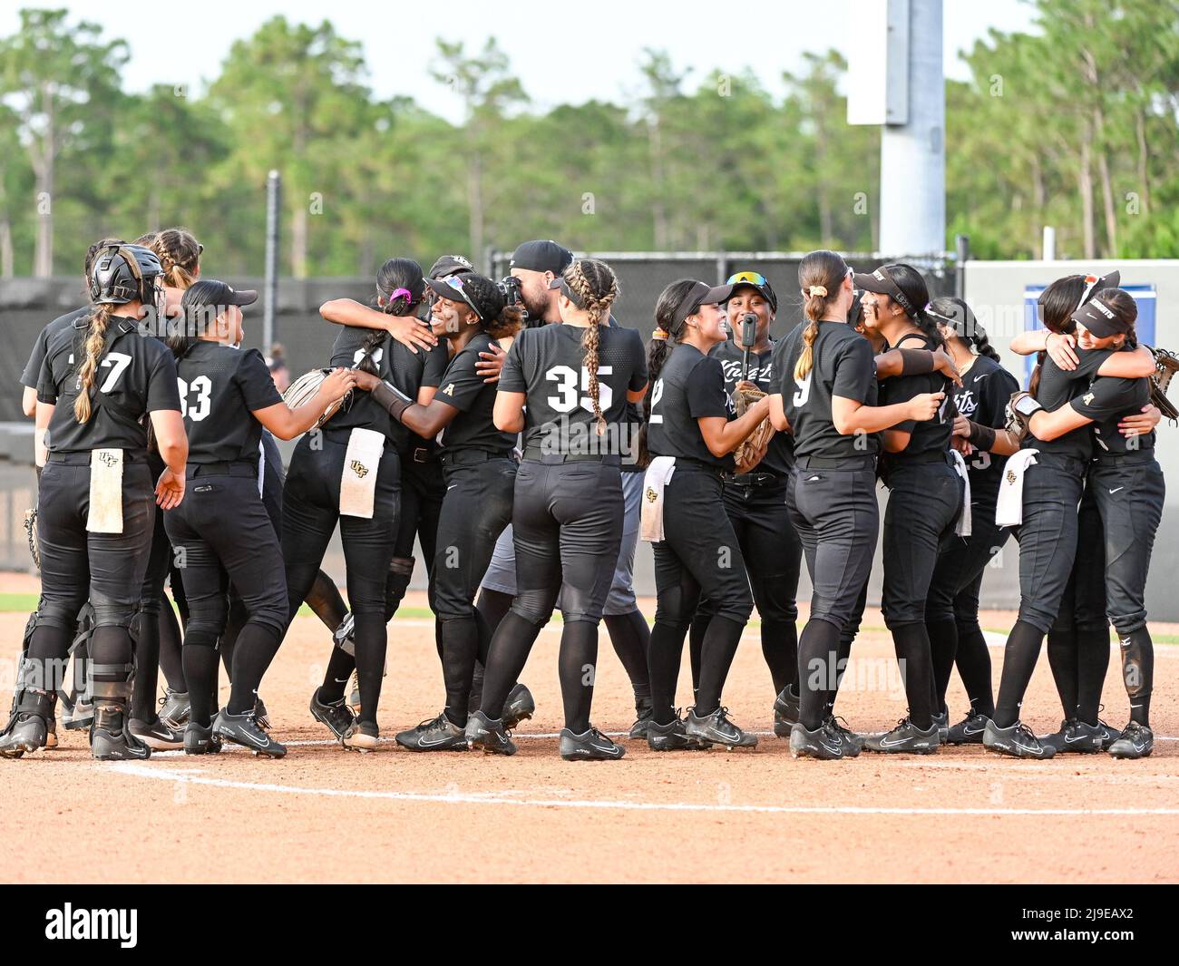 22 mai 2022 : l'UCF célèbre après avoir remporté le softball régional d'Orlando de la NCAA après avoir vaincu le Michigan 9-4, l'UCF avance aux Super Regionals au complexe de softball de l'UCF à Orlando, FL Romeo T Guzman/SDSU Banque D'Images