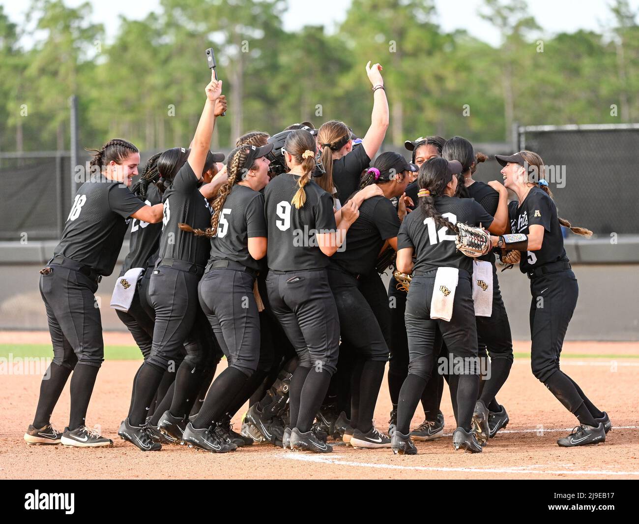 22 mai 2022 : l'UCF célèbre après avoir remporté le softball régional d'Orlando de la NCAA après avoir vaincu le Michigan 9-4, l'UCF avance aux Super Regionals au complexe de softball de l'UCF à Orlando, FL Romeo T Guzman/SDSU Banque D'Images