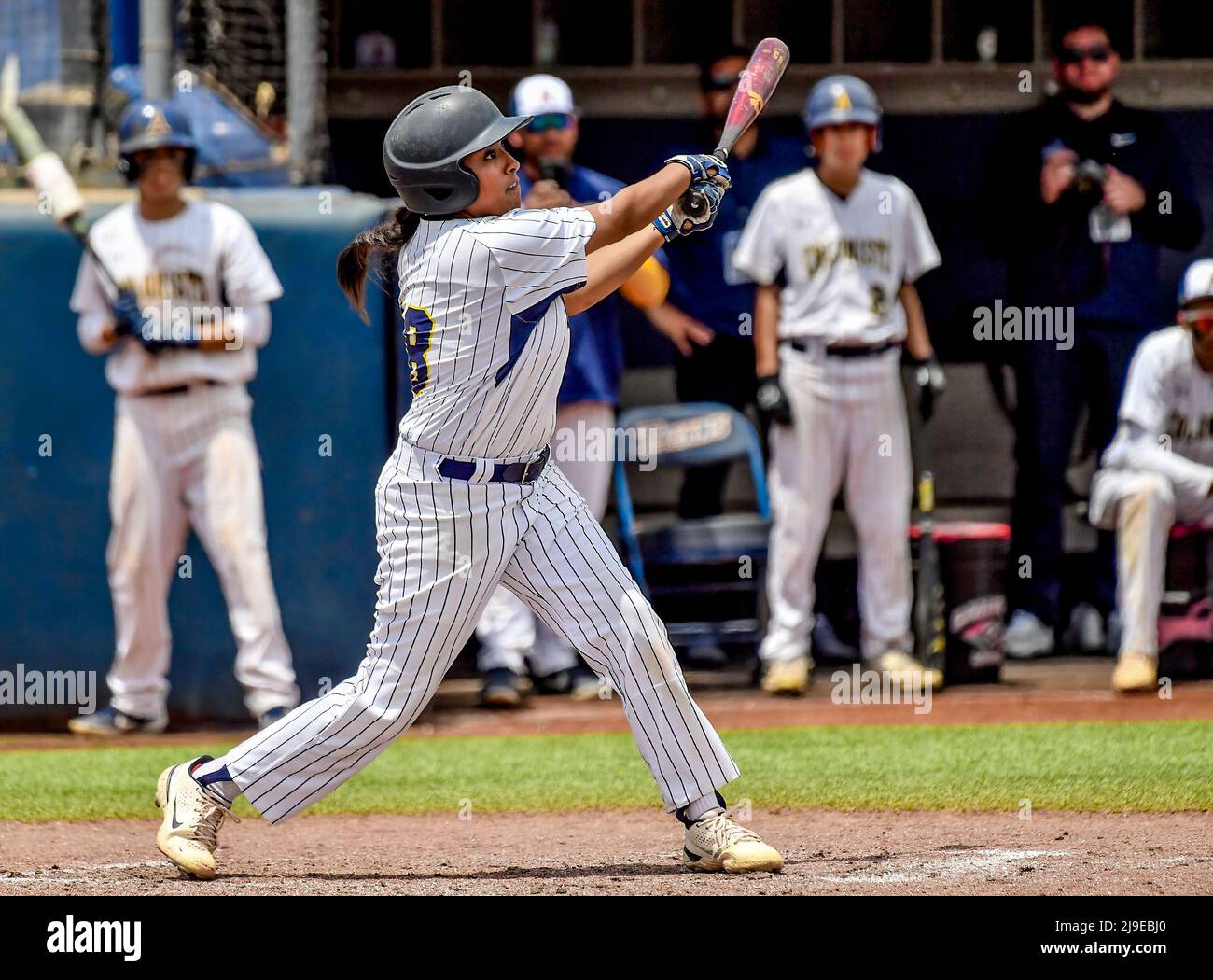 21 mai 2022 Fullerton, CA.Anaheim Colonist Jillian Albayati #18 à la batte en action pendant le CIF-SS Prep Baseball Varsity DIV 6 Championship final Anaheim vs Estancia.Albayati est le premier pichet féminin à lancer un jeu de titre de la section sud de la Fédération alcholastique de Californie..Estancia défaites Anaheim 2-1.Louis Lopez/Modern Exposure/Cal Sport Banque D'Images