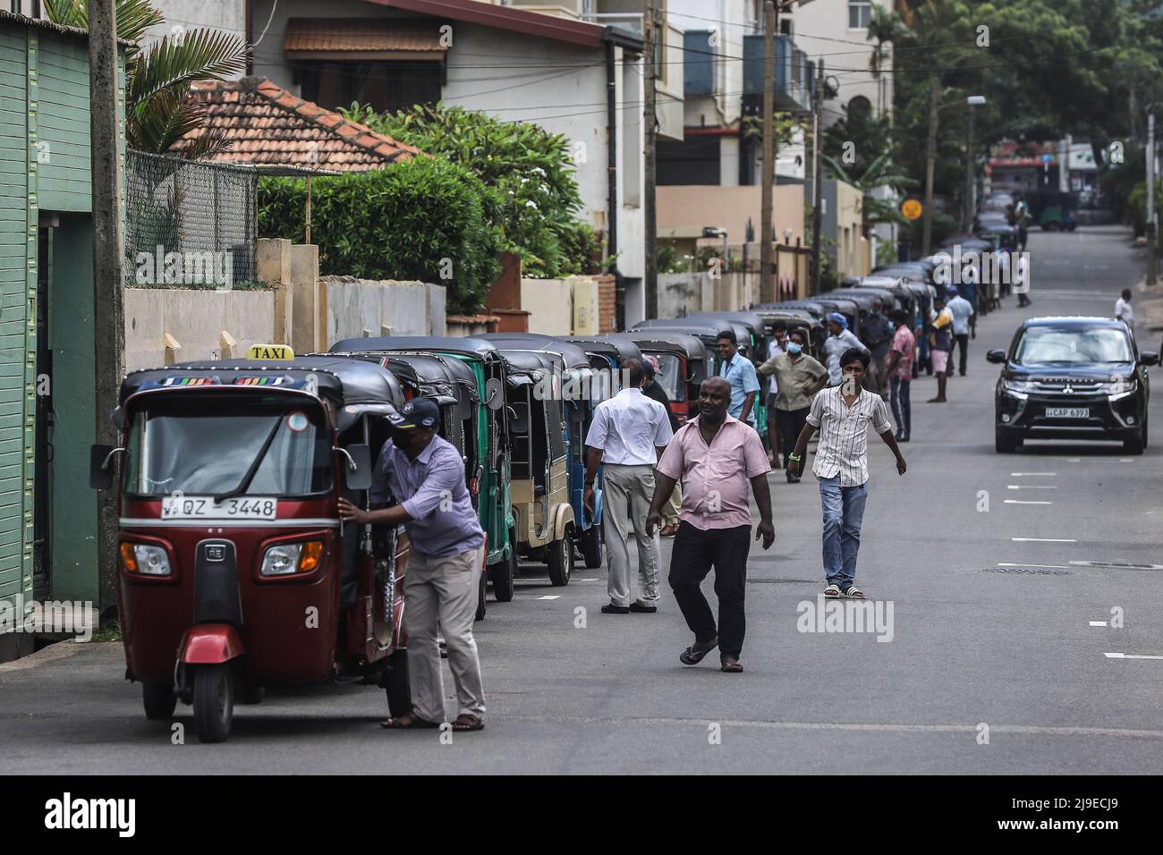Colombo, Sri Lanka. 22nd mai 2022. Les conducteurs attendent d'acheter de l'essence dans une station-service en raison de la pénurie de carburant à Colombo. (Credit image: © Saman Abesiriwardana/Pacific Press via ZUMA Press Wire) Banque D'Images