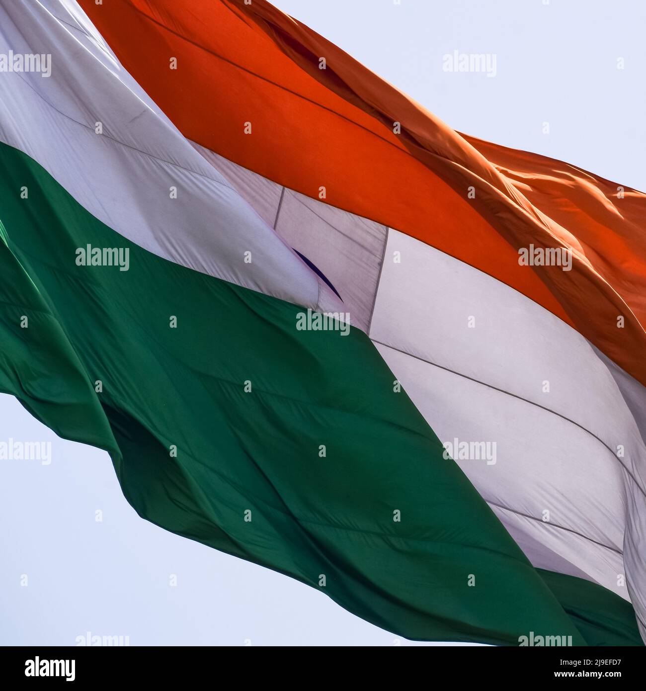Drapeau de l'Inde en vol haut à Connaught place avec fierté dans le ciel bleu, drapeau de l'Inde en vol, drapeau indien à l'indépendance jour et la République de l'Inde jour, TI Banque D'Images