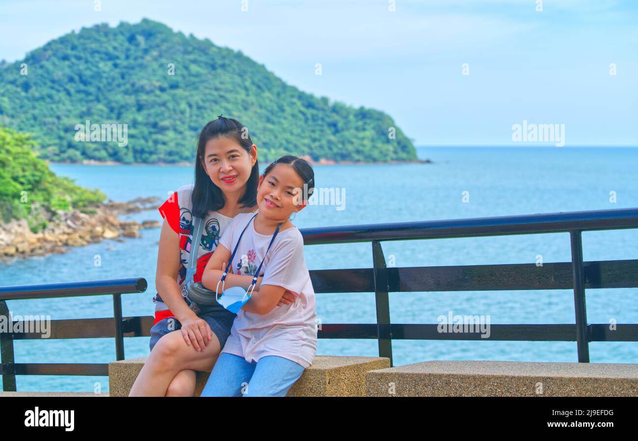 Portrait de la mère asiatique et petite fille voyage à Noen Nangphaya point de vue à Chanthaburi de Thaïlande, femme d'âge moyen et fille d'enfant, flou Banque D'Images