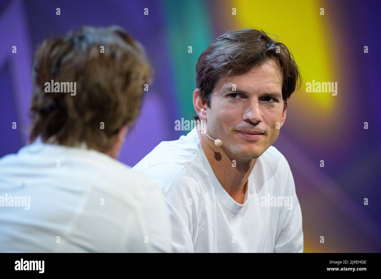 Hambourg, Allemagne. 18th mai 2022. L'acteur Ashton Kutcher sourit pendant son apparition. Le festival numérique OMR de Hambourg se concentre sur une combinaison de salon, d'ateliers et de fête. Credit: Jonas Walzberg/dpa/Alay Live News Banque D'Images