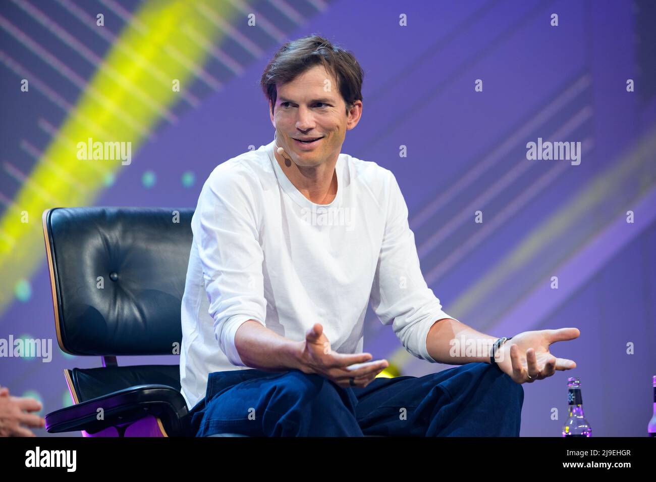 Hambourg, Allemagne. 18th mai 2022. L'acteur Ashton Kutcher fait des gestes au cours de sa représentation. Le festival numérique OMR de Hambourg se concentre sur une combinaison de salon, d'ateliers et de fête. Credit: Jonas Walzberg/dpa/Alay Live News Banque D'Images