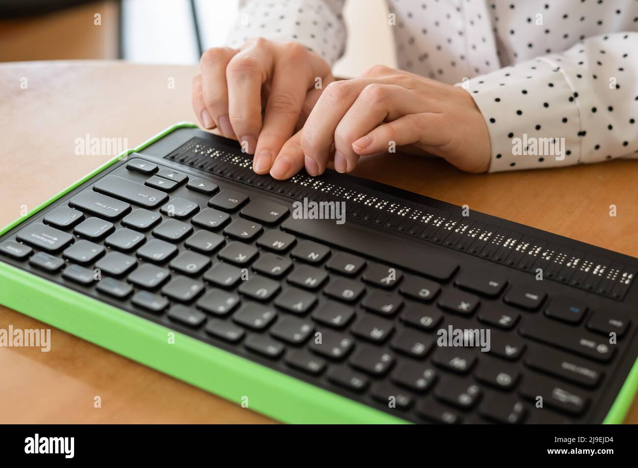 Une femme aveugle utilise un ordinateur avec un écran en braille et un  clavier d'ordinateur. Périphérique inclus Photo Stock - Alamy