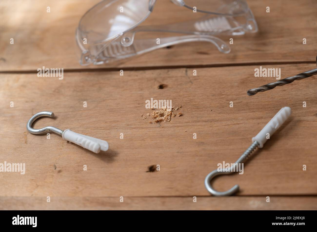 Percer, des vis et des chevilles de bois sur l'arrière-plan Photo Stock -  Alamy