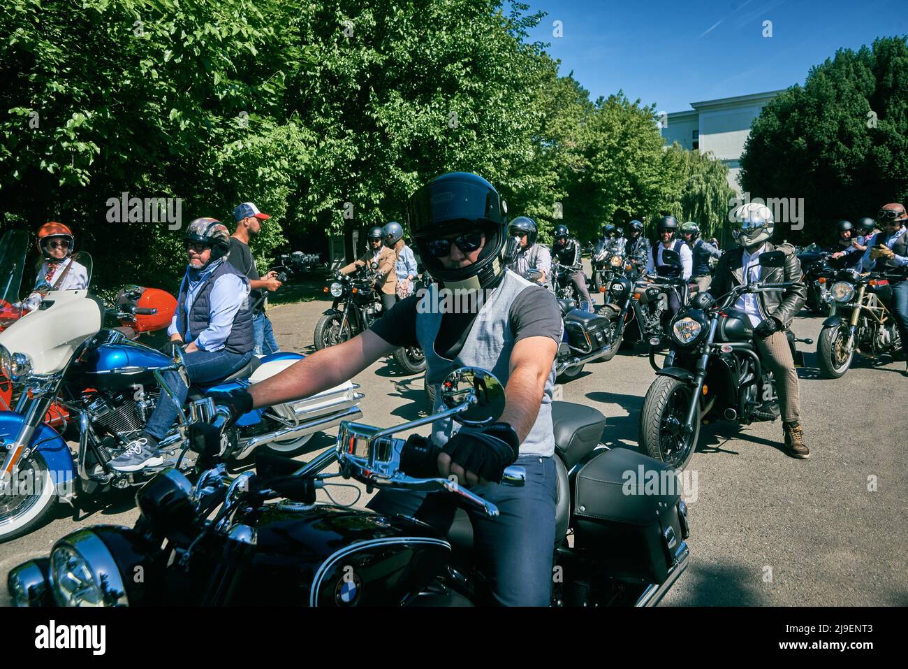 Distingué Gentleman's Ride 2022 à Bucarest Roumanie Mai, triomphe des motos classiques événement Gentleman Ride classique moto et vêtements classiques Banque D'Images