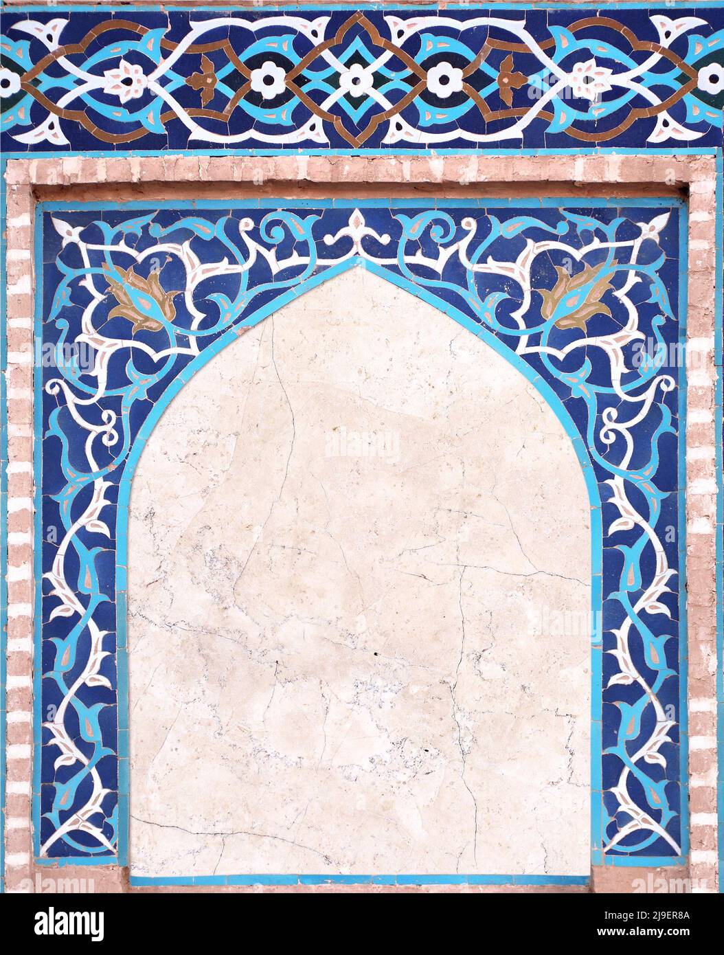 Détail de mur traditionnel persan mosaïque avec ornement géométrique et floral, Iran. Cadre vertical avec carreaux de céramique bleu, cian, marron et blanc Banque D'Images