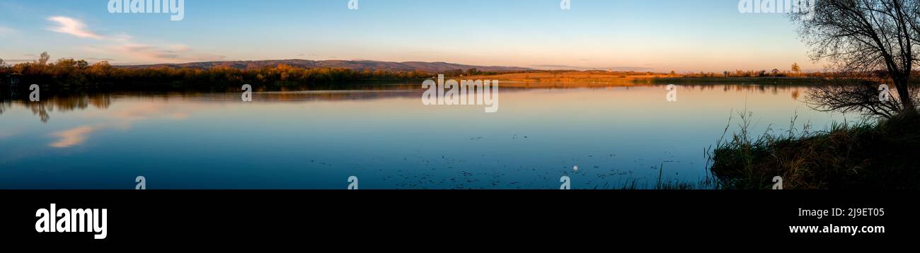 Vue panoramique sur le lac au lever du soleil. Lever du soleil sur le lac Banque D'Images