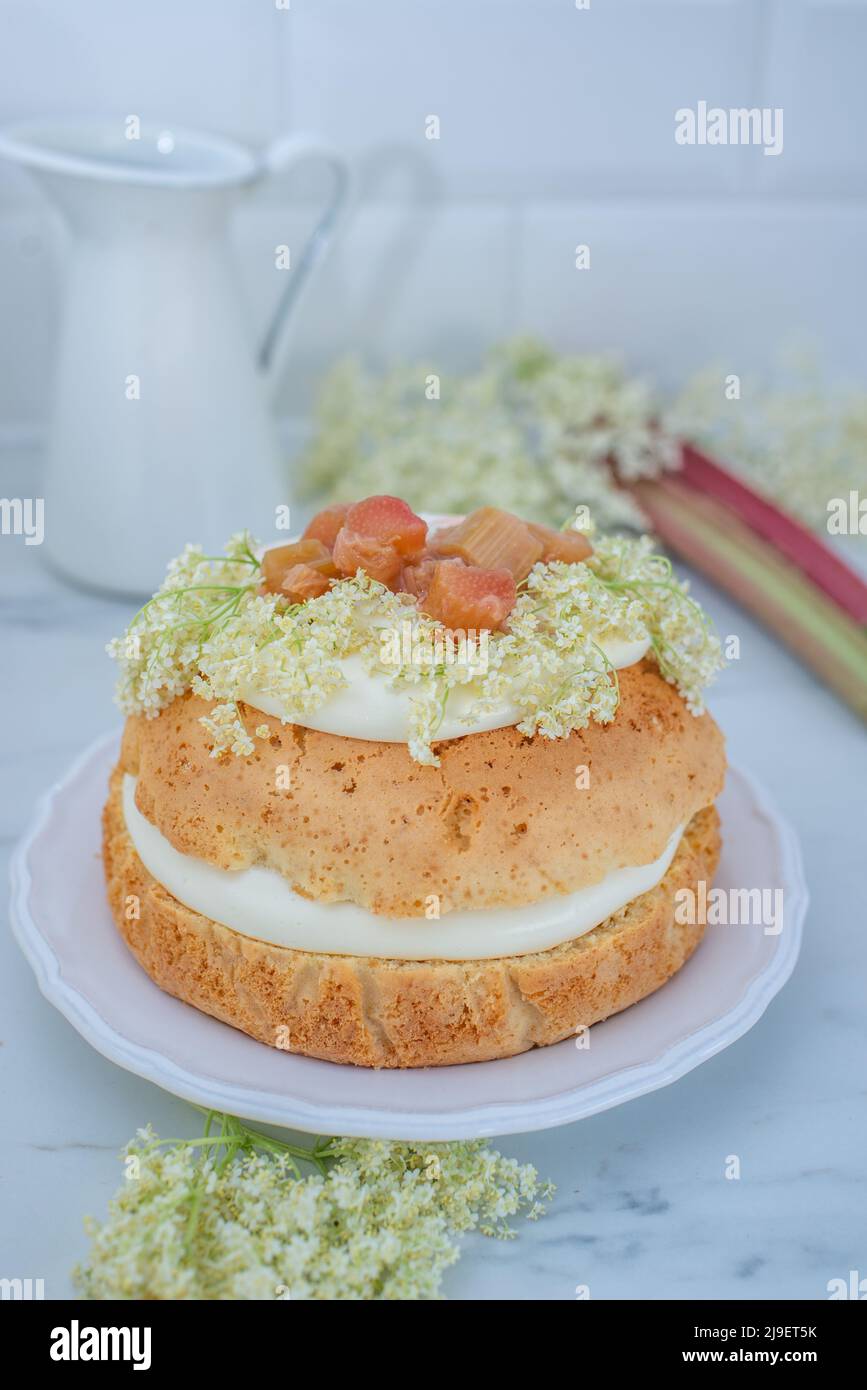 gâteau à la vanille maison avec fleur de sureau Banque D'Images