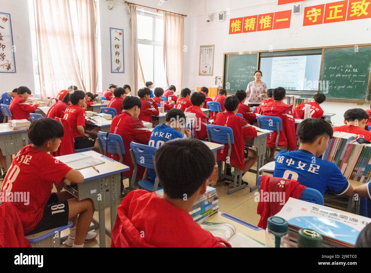 Qiongzhong. 11th mai 2022. Les membres de l'équipe féminine de football U15 de Qiongzhong ont une classe de langue anglaise à l'école secondaire de Qiongzhong affiliée à l'Université normale de Chine centrale à Qiongzhong Li et Miao Autonomous County, province de Hainan en Chine du sud, le 11 mai 2022 POUR ALLER AVEC "Feature: Les footballeurs féminins ont établi des objectifs de vie élevés". Credit: Hu Zhixuan/Xinhua/Alay Live News Banque D'Images