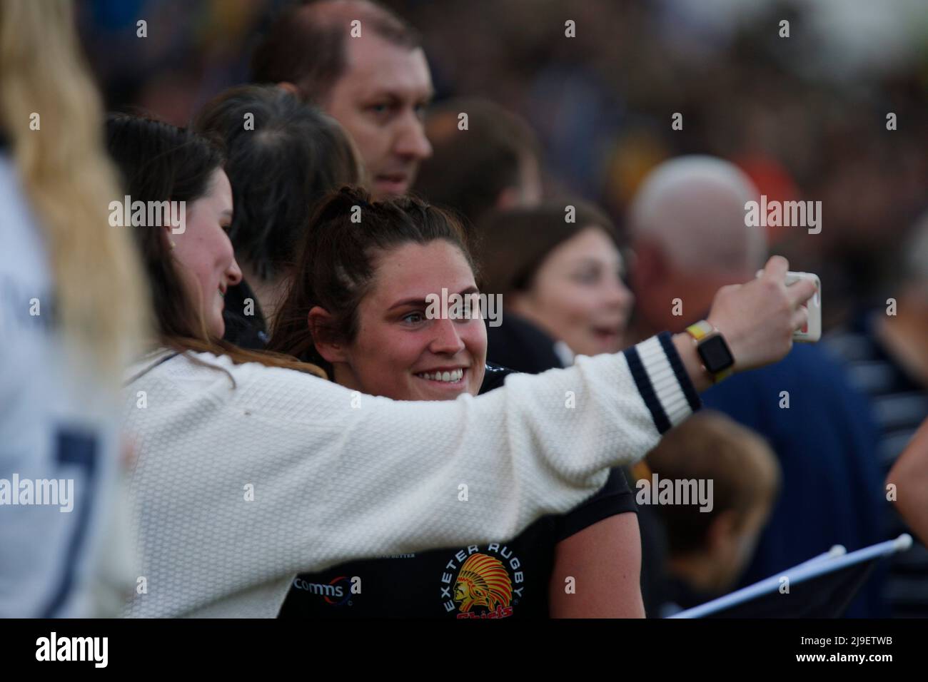 Exeter, Devon, Royaume-Uni. 22nd mai 2022. Exeter Chief's Linde van der Velden a un selfie avec un fan féminin Allianz Premier 15s semi final- Exeter Chiefs Women / Bristol Bears Women - Dimanche 22nd Mai 2022 - Sandy Park - Exeter, Dimanche 22, Mai 2022 - Sandy Park - Exeter - Royaume-Uni crédit photo obligatoire : Martin Edwards crédit : Martin Edwards/Alay Live News Banque D'Images