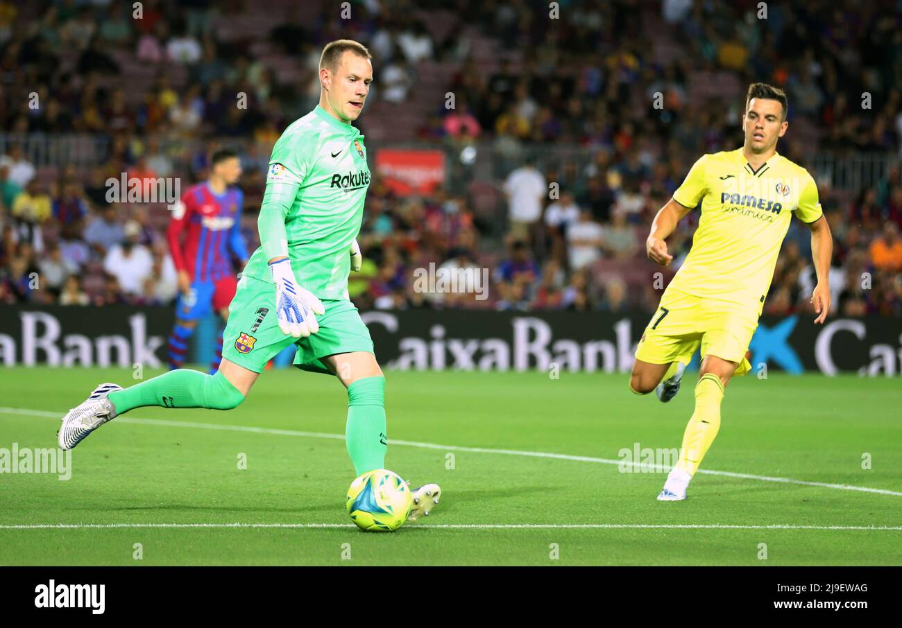 Sabadell, Barcelone, Espagne. 22nd mai 2022. Barcelone Espagne 22.05.2022 Marc Andre Ter Stegen (FC Barcelone) et Giovani Lo Celso (Villarreal CF) se battent pour le ballon pendant la Liga Santander entre le FC Barcelone et le FC Villarreal au Camp Nou le 22 mai 2022 à Barcelone. (Credit image: © Xavi Urgeles/ZUMA Press Wire) Credit: ZUMA Press, Inc./Alamy Live News Banque D'Images