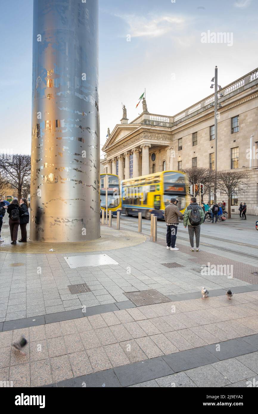 Millennium Spire devant le GPO sur une rue très fréquentée O'Connell Street, Dublin, Irlande Banque D'Images