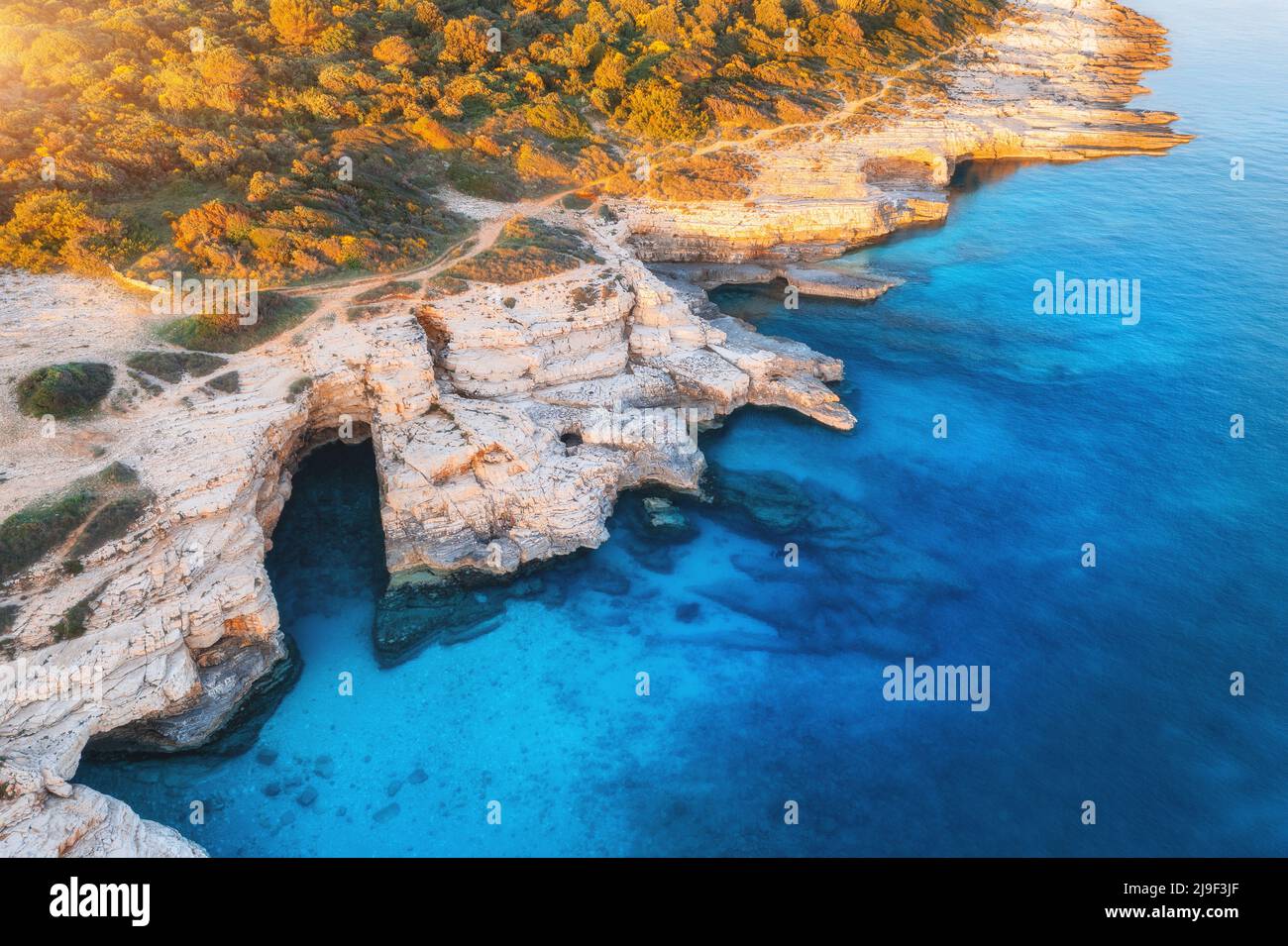 Vue aérienne de la mer bleue, rochers dans l'eau claire, grotte, forêt Banque D'Images