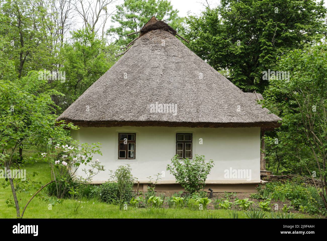 Village ukrainien. Maison avec toit de chaume. Village sauvage en Ukraine. Maison traditionnelle de l'ukraine. Maison en argile. Banque D'Images