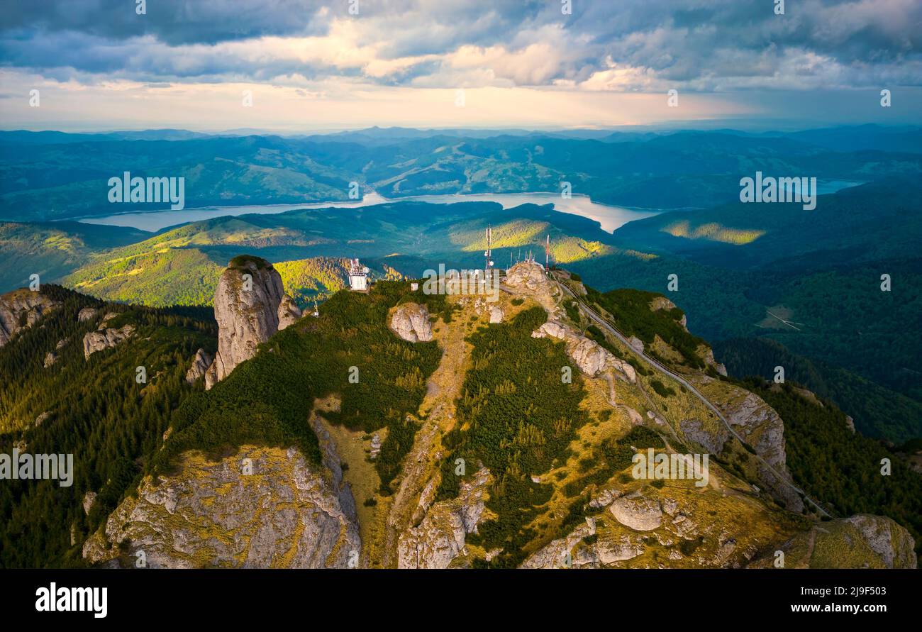sommet de la montagne et lac en arrière-plan. Ceahlau, Roumanie Banque D'Images