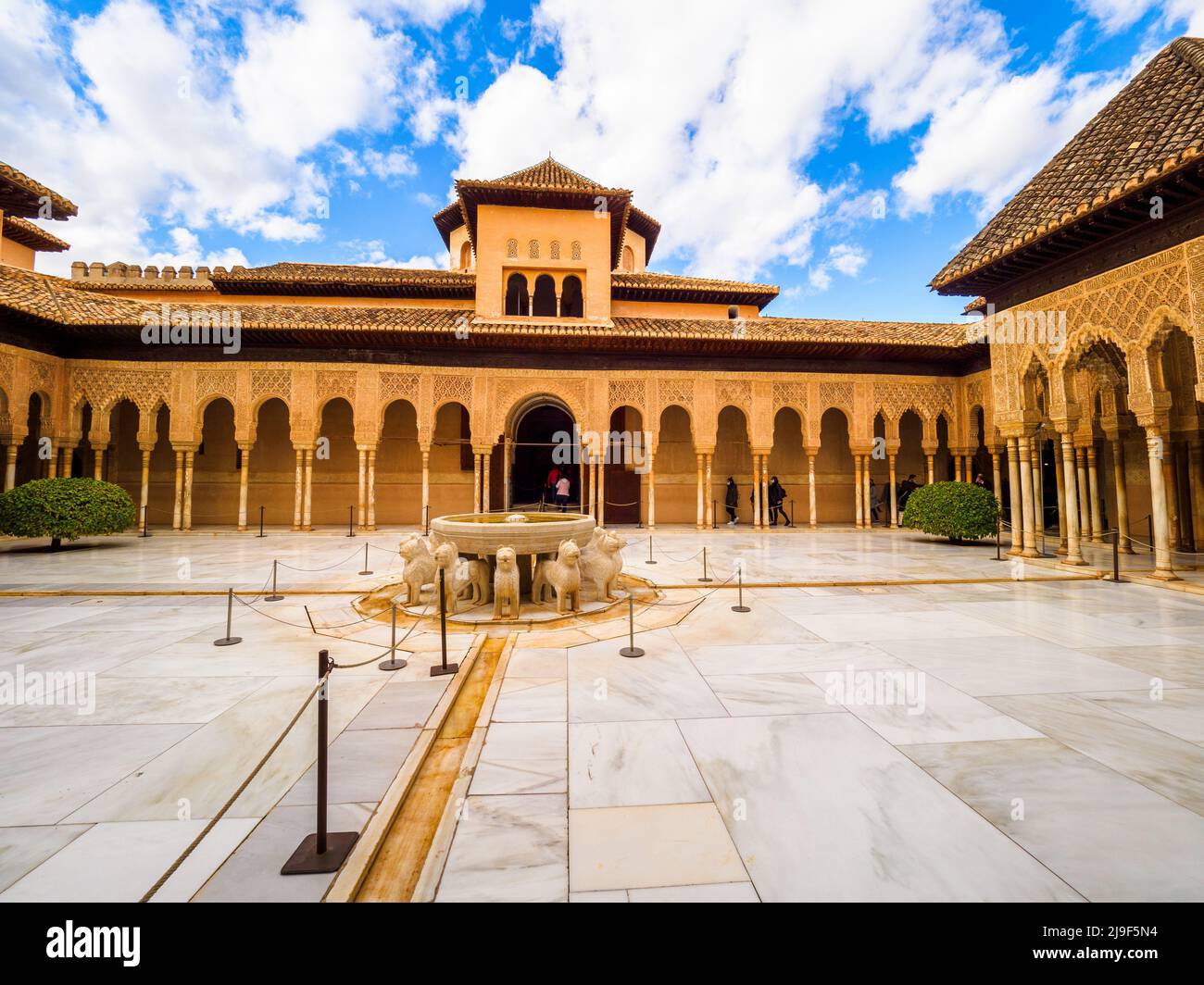 Cour des Lions du complexe des palais royaux de Nasrid - complexe de l'Alhambra - Grenade, Espagne Banque D'Images