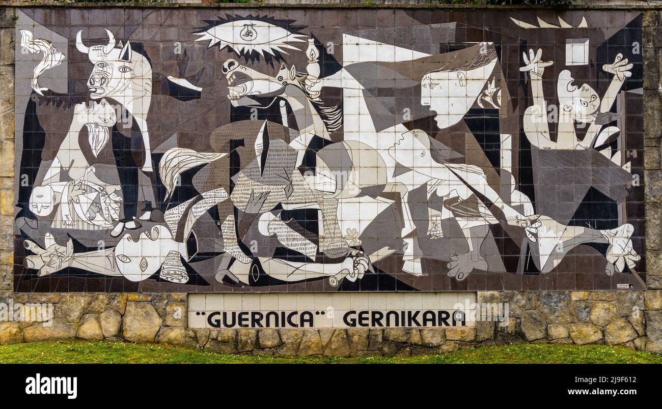 Guernica, Espagne - 4 mai 2022 : vue sur la fresque de Guernica de Picasso dans le centre historique de Guernica Banque D'Images