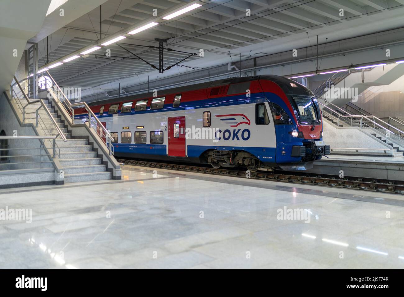 Belgrade, Serbie - 13 avril 2022: Nouvelle gare principale de Belgrade Prokop et train à grande vitesse Soko prêt à se rendre à Novi Sad Banque D'Images