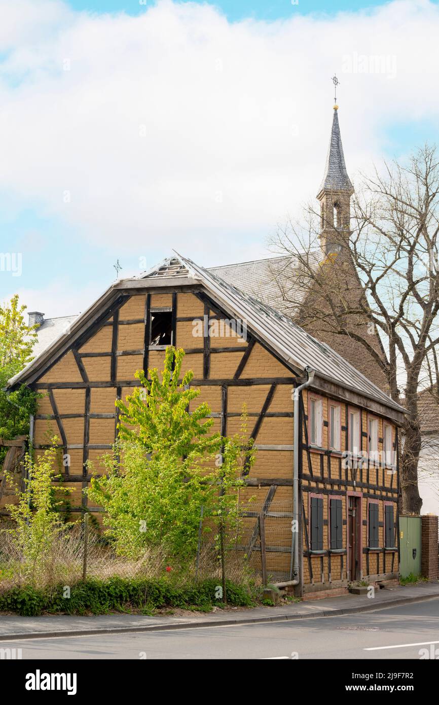 Deutschland, NRW, Erftstadt-Ahrem, Fachwerkhaus und Turm der katholischen Pfarrkirche St. Johannes der Täufer, errichtet 1889 bis 1891 Banque D'Images