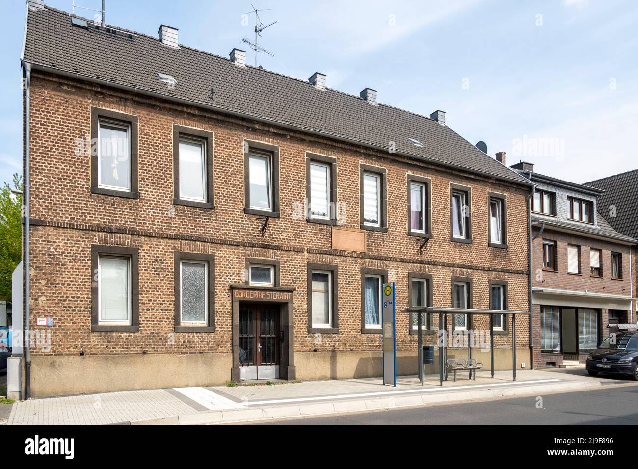 Deutschland, NRW, Erftstadt-Gymnich, Gymnicher Hauptstrasse 5, zweigeschossiger Backsteinbau, 1838 als Schulhaus errichtet. Eine Gedenktafel aus Sands Banque D'Images