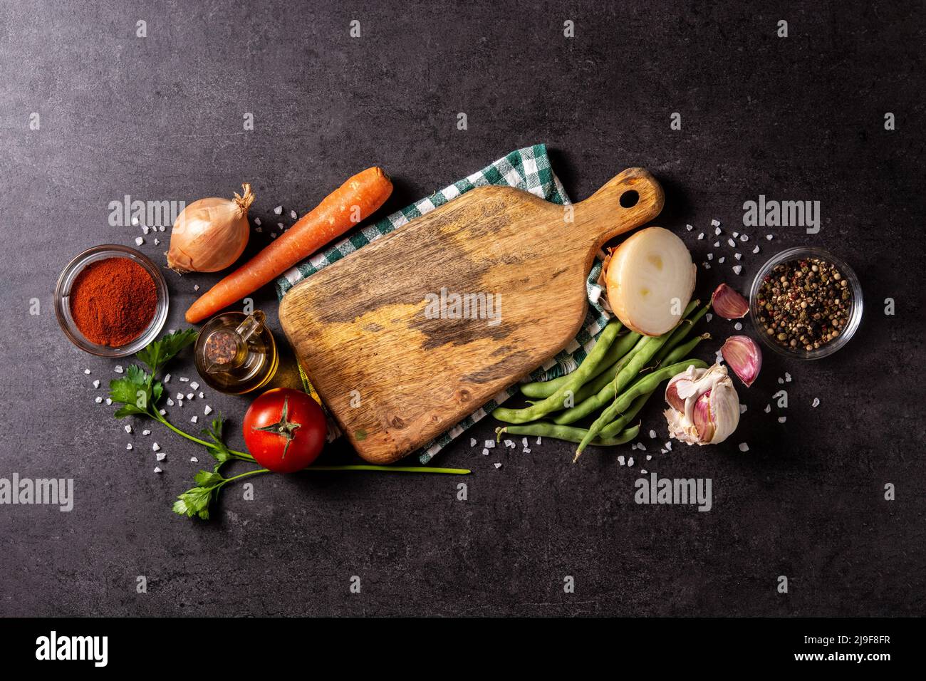 Assortiment de légumes, herbes et épices sur fond noir Banque D'Images