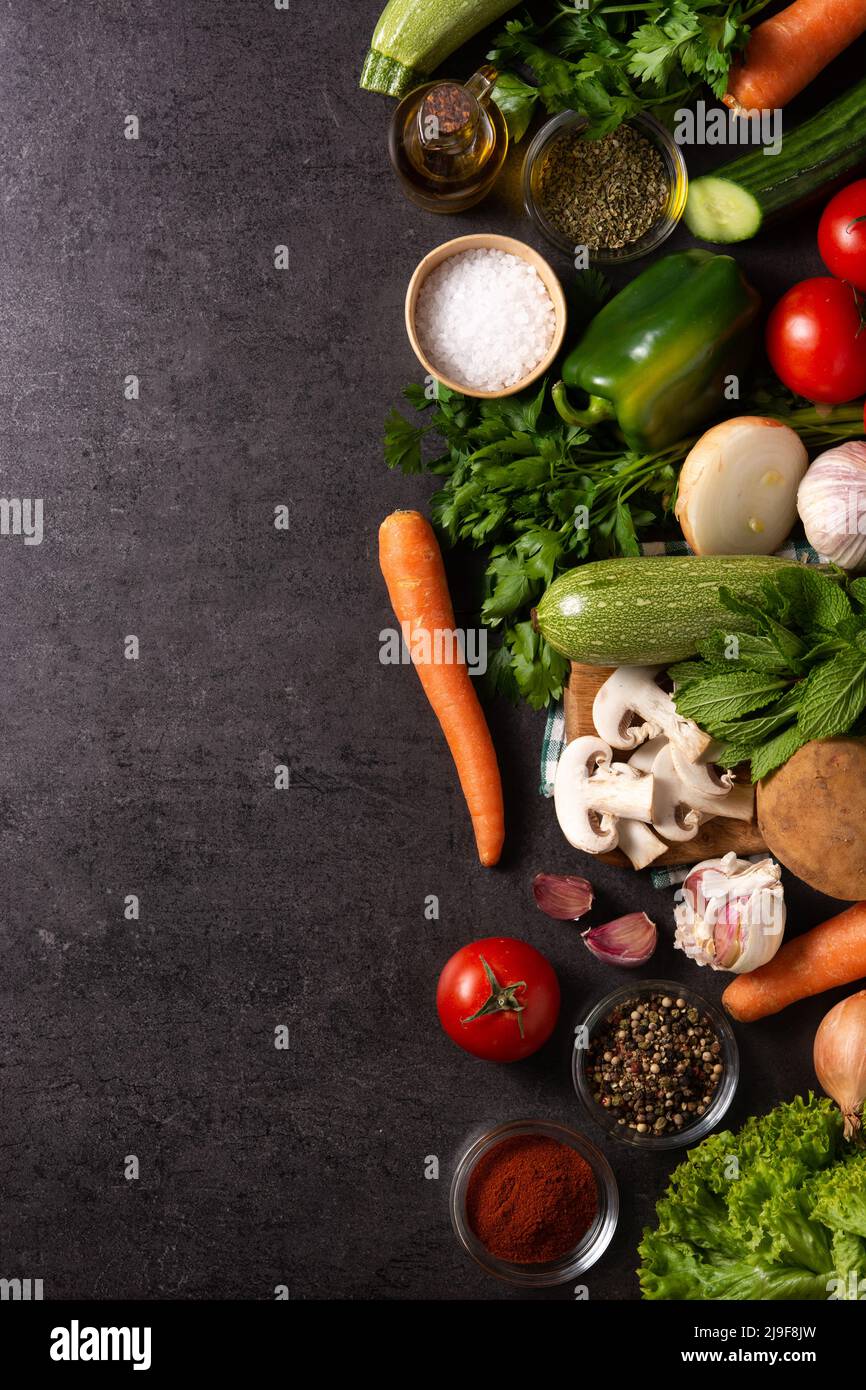 Assortiment de légumes, herbes et épices sur fond noir Banque D'Images