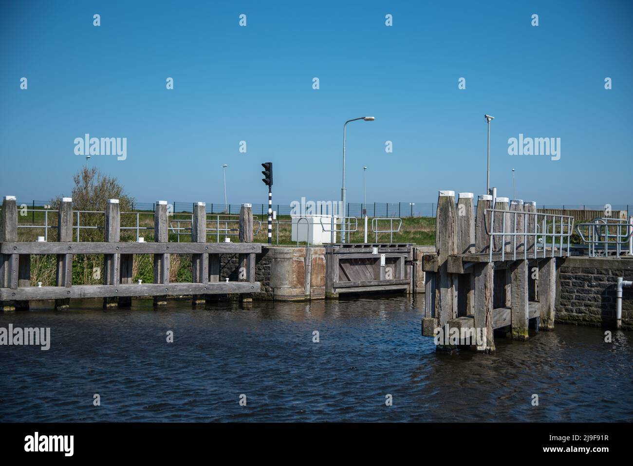 Den Helder, pays-Bas, mai 2022. Écluses et poteaux d'amarrage à Oostoever à Den Helder. Photo de haute qualité Banque D'Images