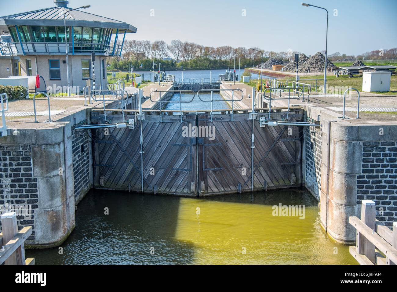 Den Helder, pays-Bas, mai 2022. Écluses et poteaux d'amarrage à Oostoever à Den Helder. Photo de haute qualité Banque D'Images