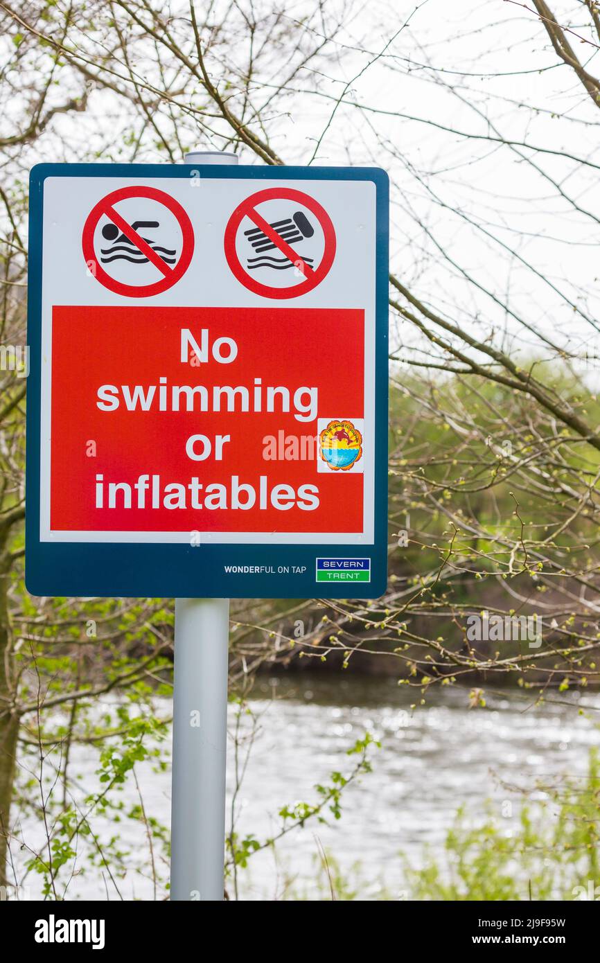 Pas de panneau d'avertissement de natation ou d'objets gonflables devant une rivière britannique Banque D'Images