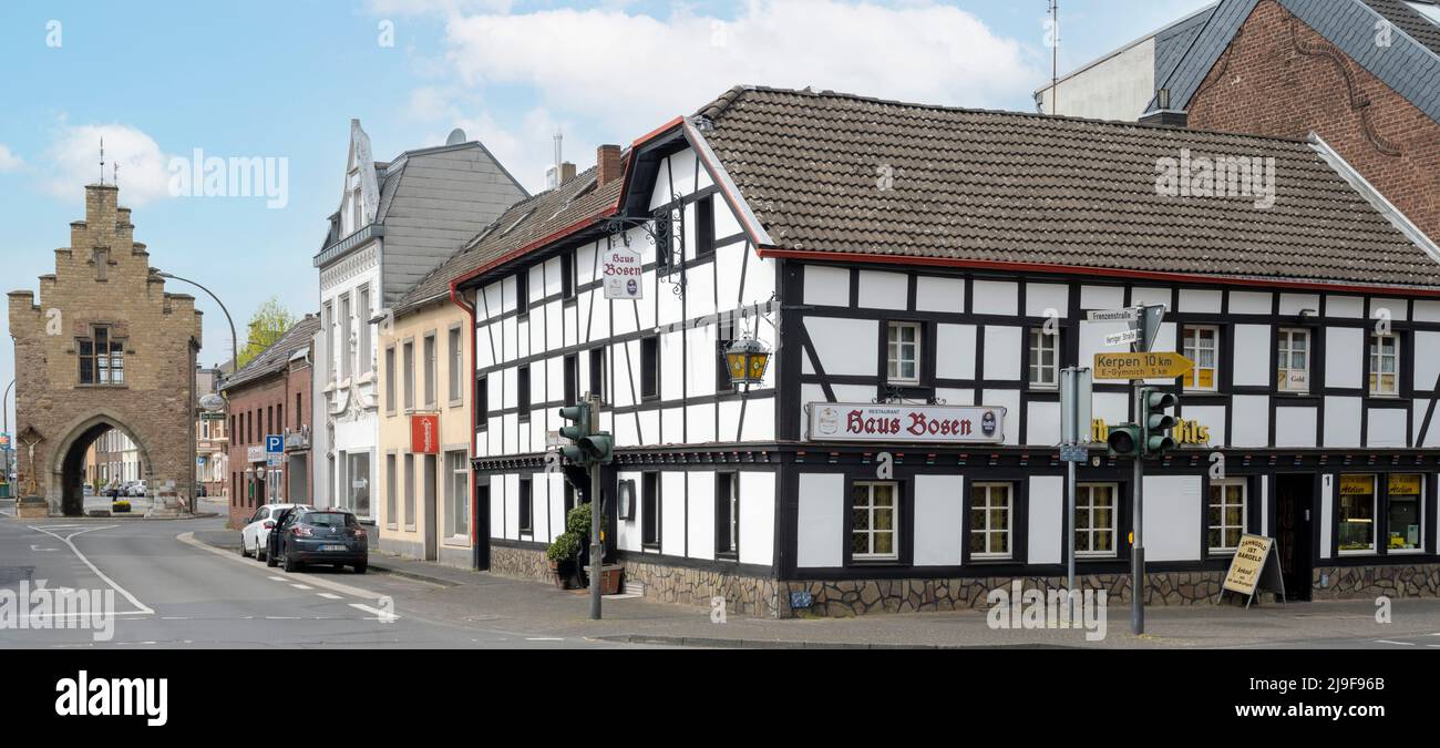 Deutschland, NRW, Erftstadt-Lechenich, Blick vom Makt durch die Herriger Strasse zum Herriger Tor Banque D'Images